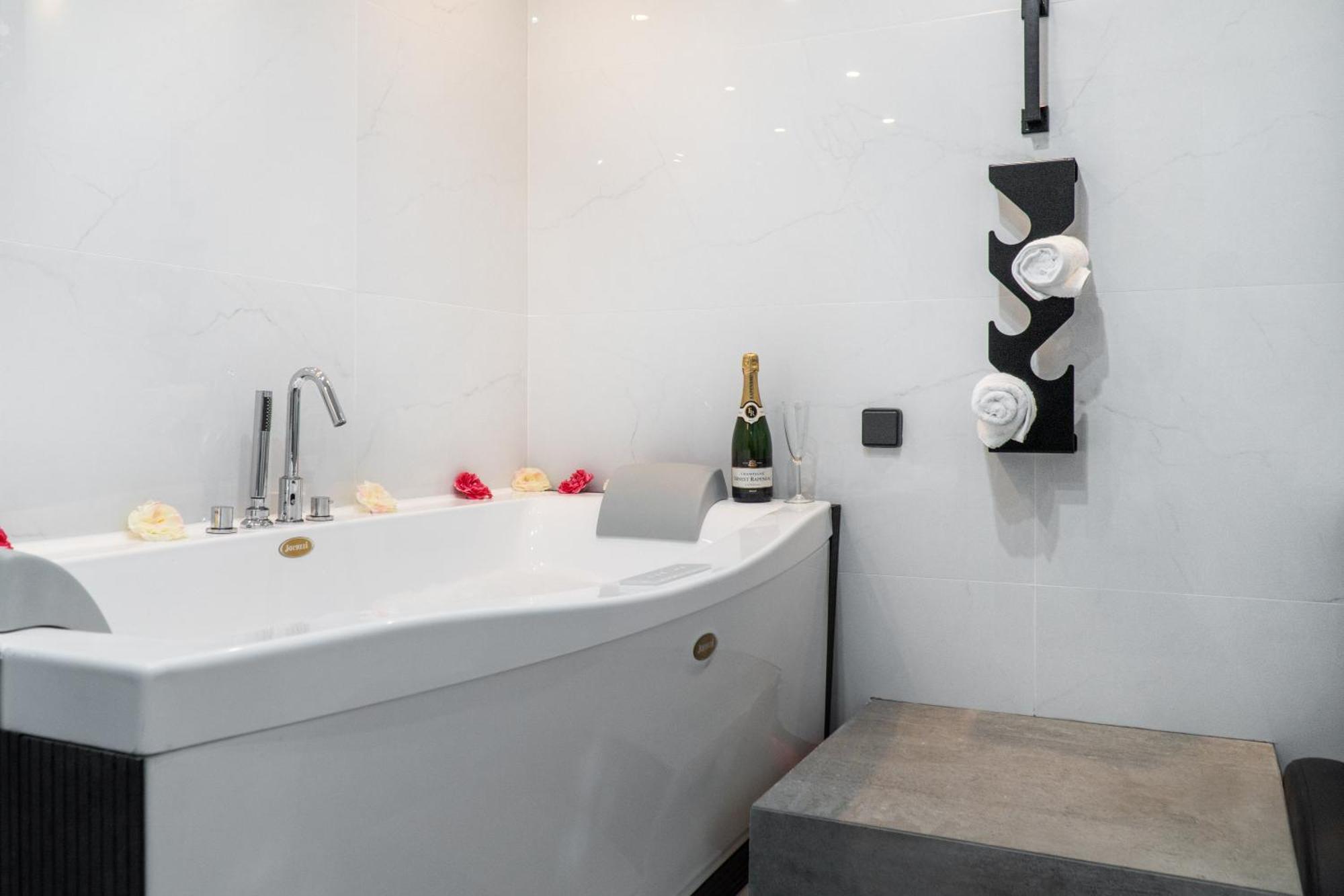 Paradise+ With Jacuzzi In The Heart Of Athens! *