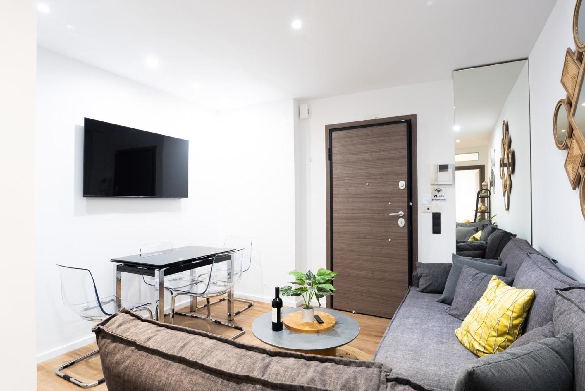 Apartment Paradise+ With Jacuzzi In The Heart Of Athens!